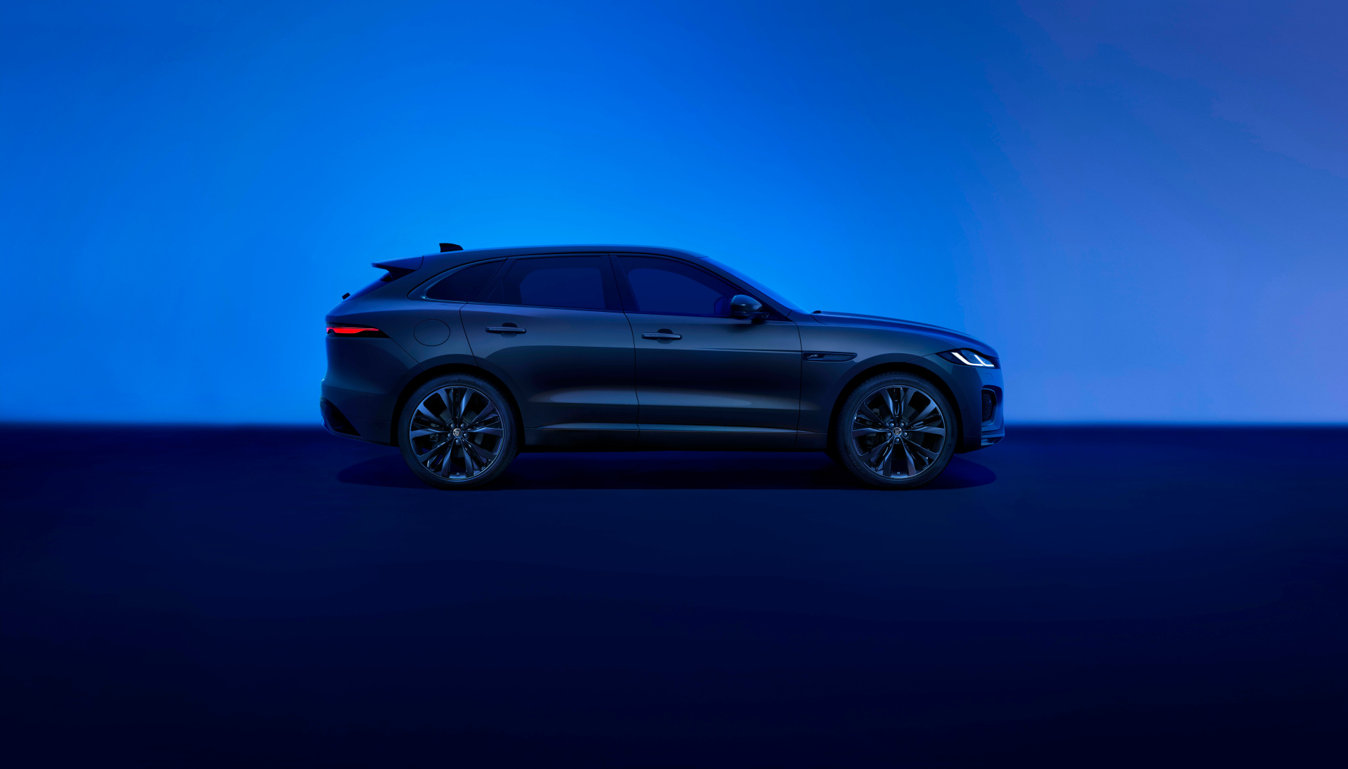 SMALL_Jag_F-PACE_24MY_Exterior_04_Side_GL_059_DX_141222